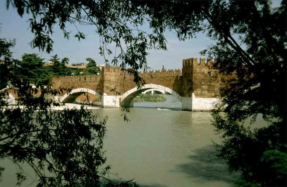 Italia 19 - Verona - puente Scaligero.jpg